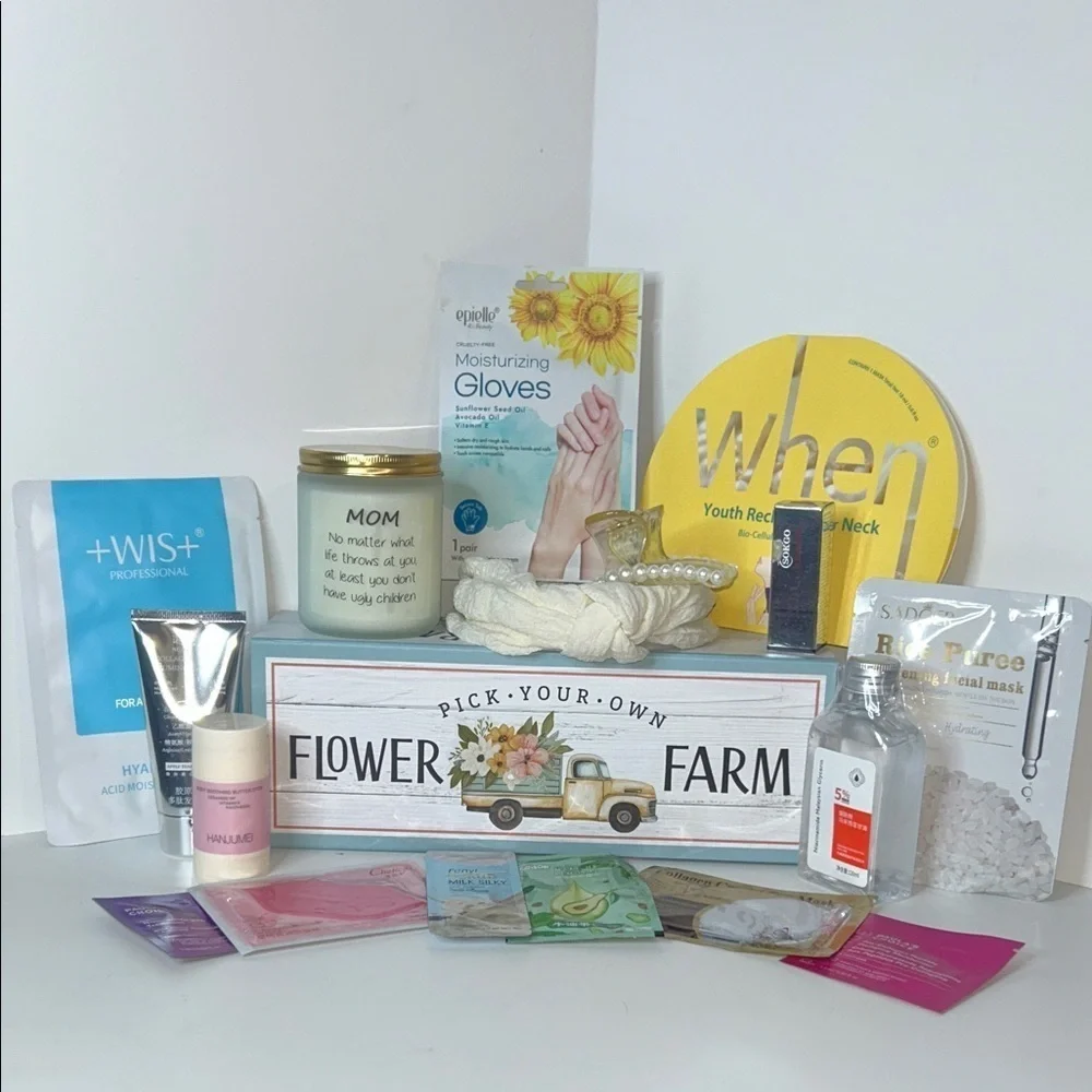 Mom’s Gift Set w/ Candle, Hair Accessories and Facial Products NWT Gift Box